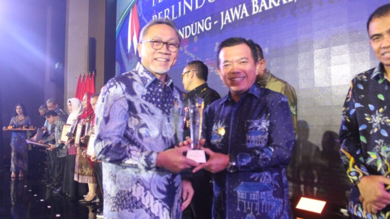 Al Haris terima penghargaan yang langsung diserahkan Mendag Zulhas, Jumat (10/11)