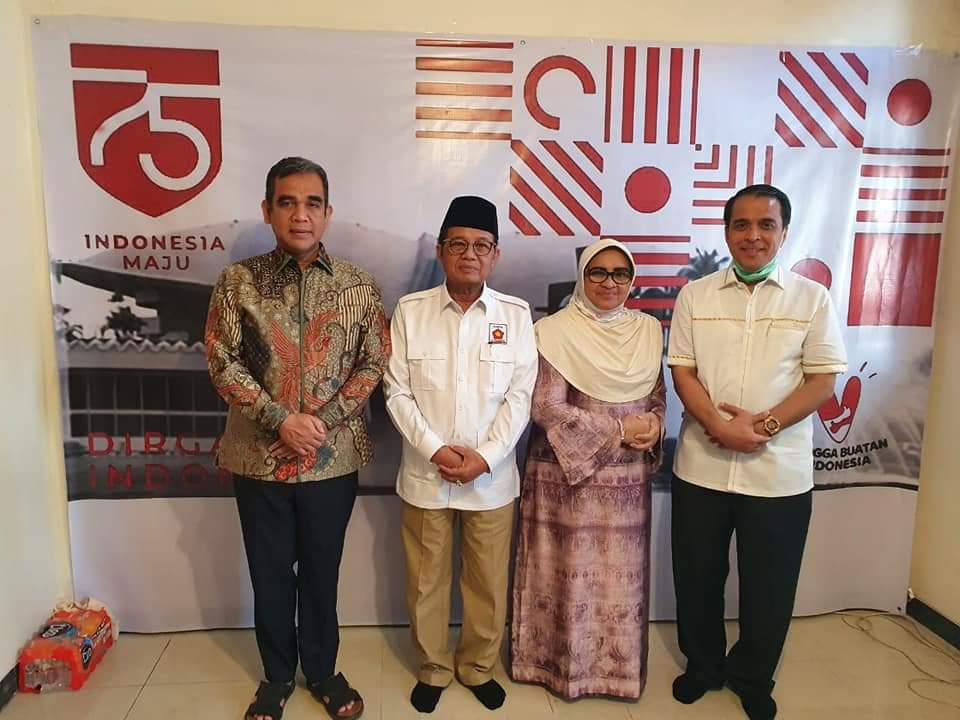 Ahmad Muzani (kiri) dan Fachrori Umar beserta keluarga