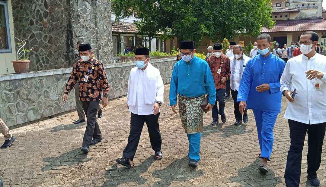 Al Haris saat meninjau vaksinasi Covid-19 di SMA Titian Teras