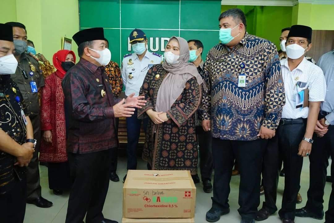 Al Haris didampingi Masnah Busro saat kunjungan ke RSUD Sungai Bahar