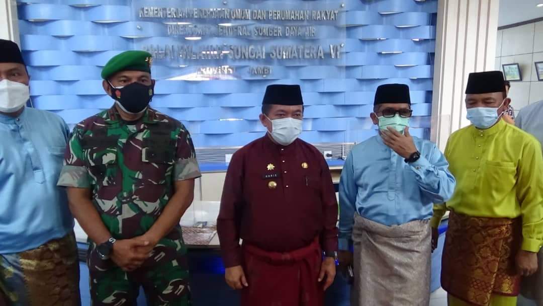 Gubernur Jambi, Al Haris (tengah)