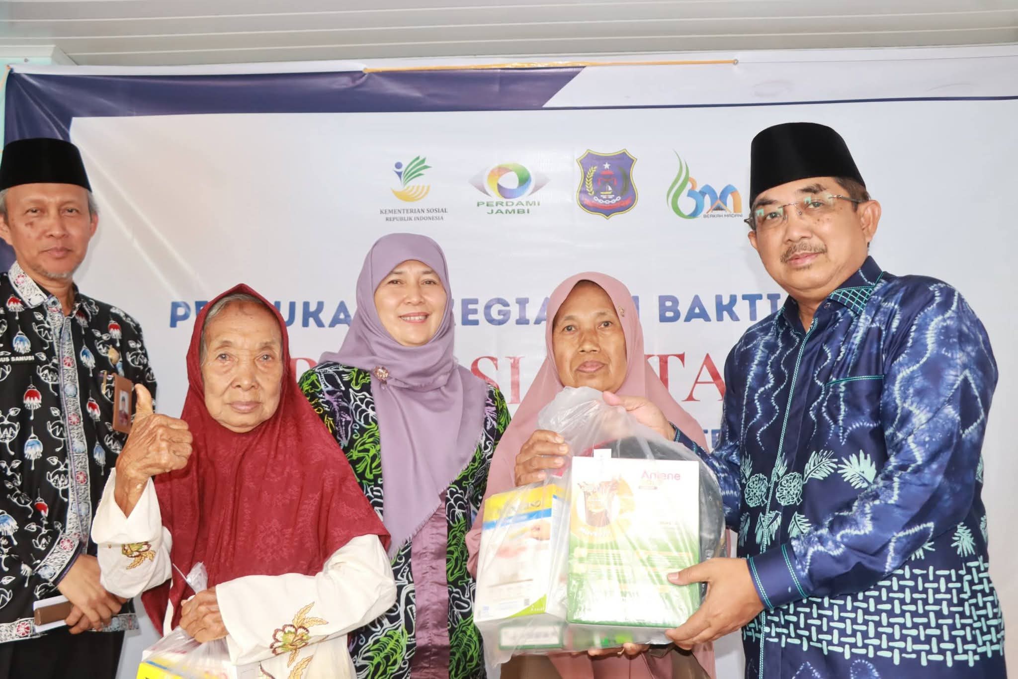 Anwar Sadat resmikan operasi katarak gratis dan salurkan bantuan ATENSI untuk warga rentan