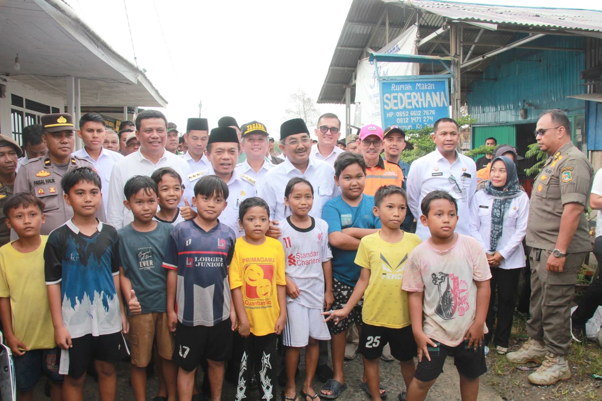 Al Haris bersama Bupati dan Wabup tinjau lokasi kebakaran serta serahkan bantuan di Teluk Nilau