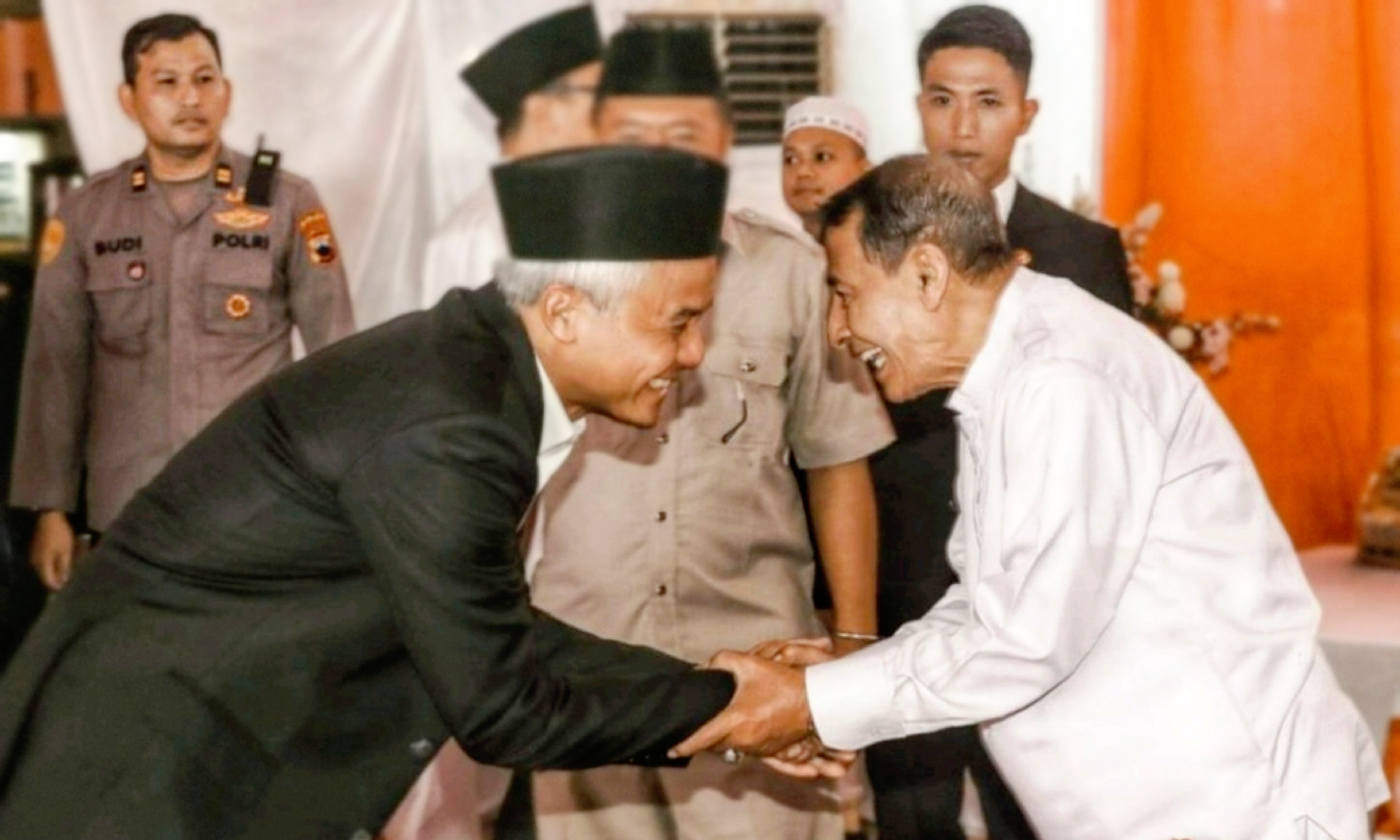 Ganjar Pranowo (kiri) bersalaman dengan Habib Luthfi Bin Yahya
