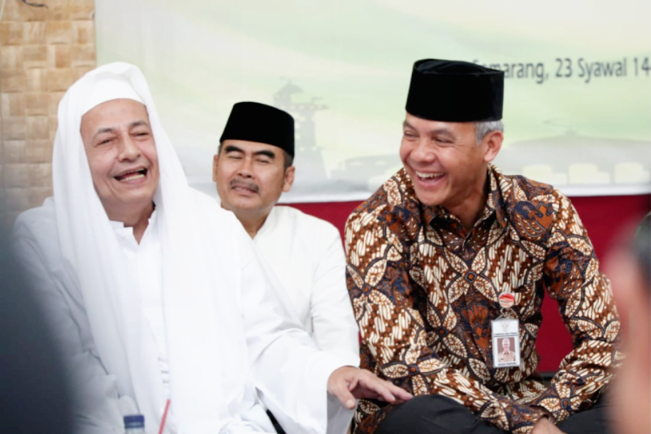 Bacapres Ganjar Pranowo (pakai batik) bersama Habib Lutfi Bin Yahya.