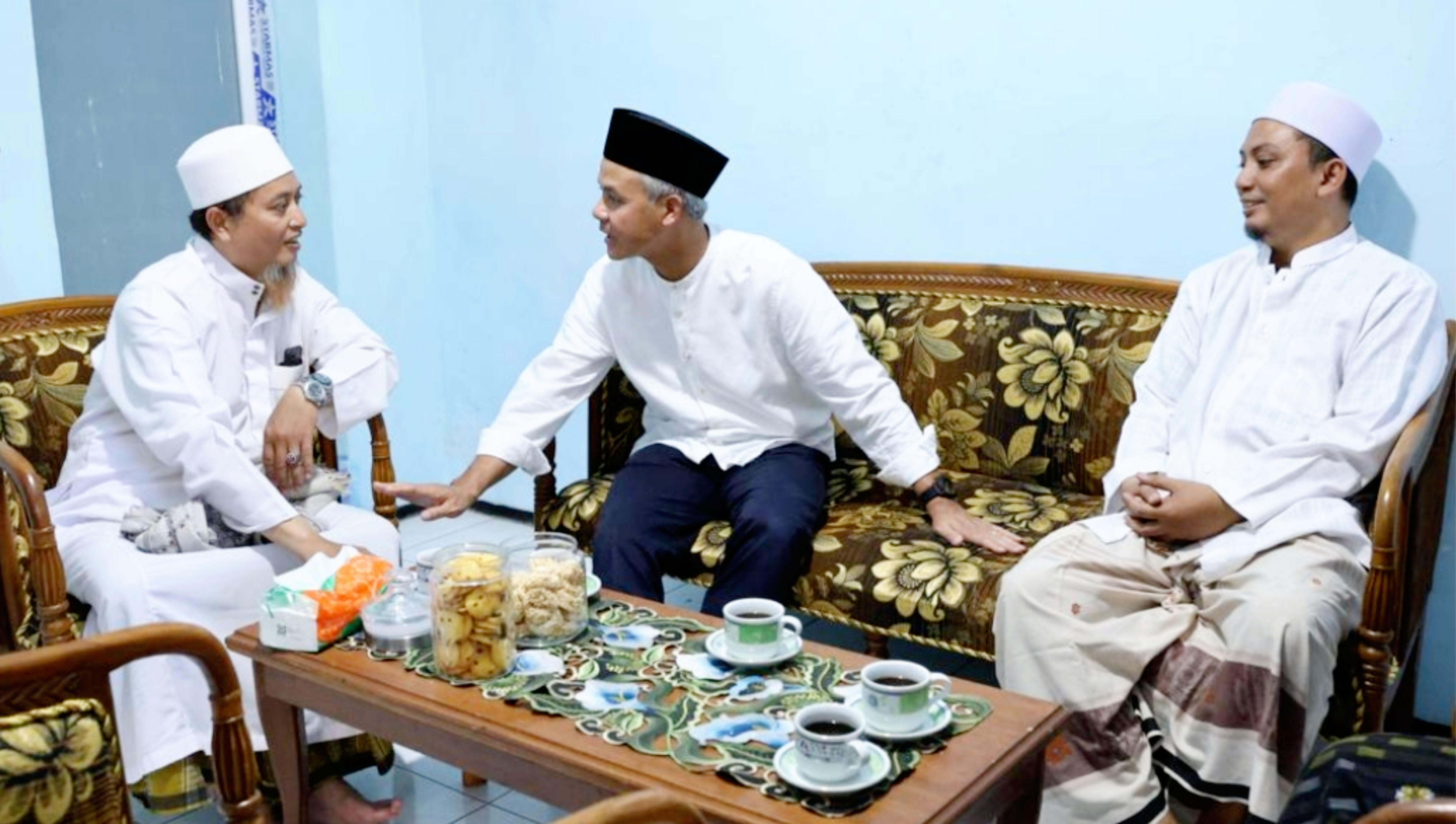 Ganjar Pranowo (tengah) bersama dua cucu dari Ulama KH Muhammad Utsman Al Ishaqi, Surabaya.