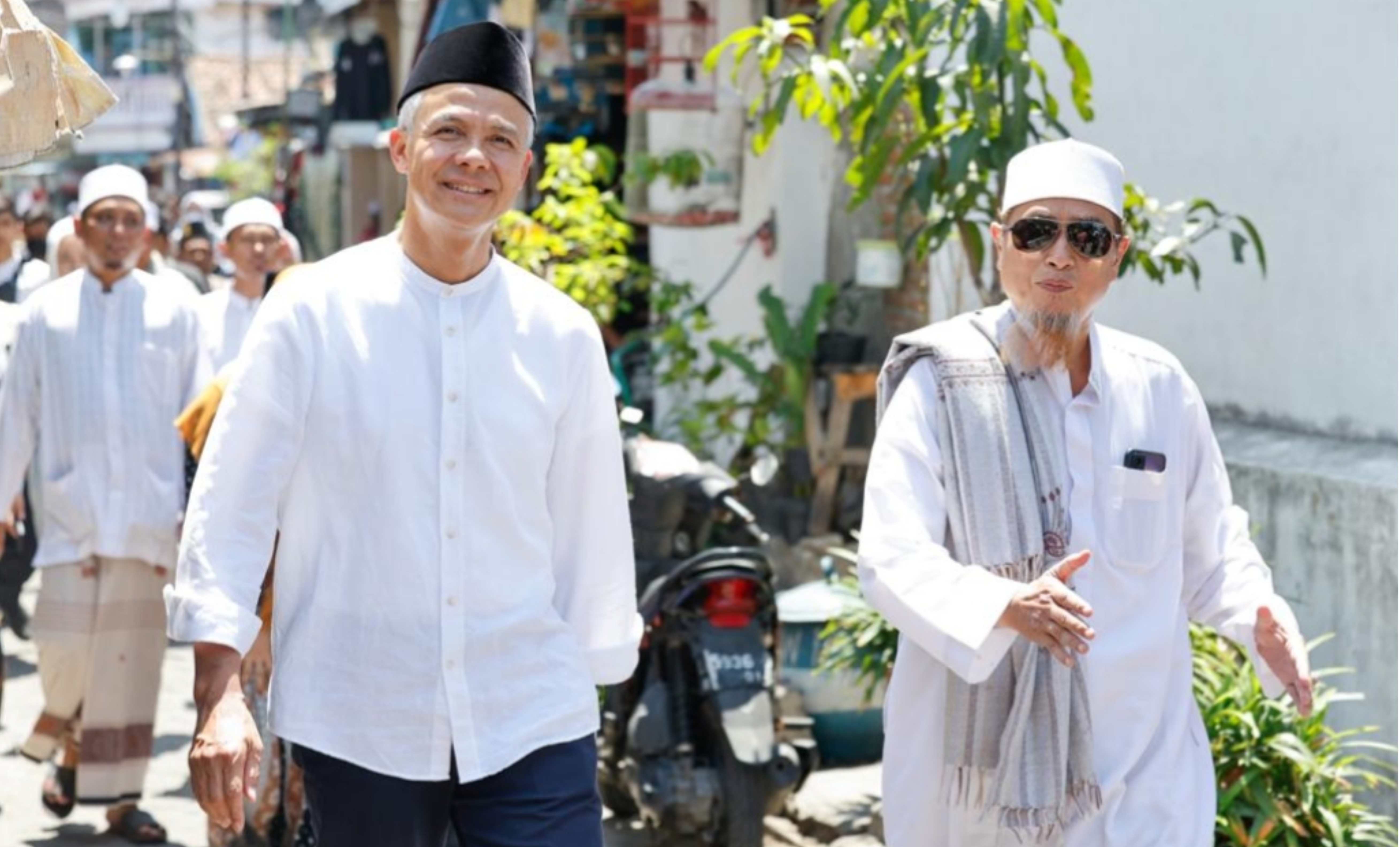 Ganjar Pranowo (peci hitam) saat berziarah ke makam KH Muhammad Utsman Al-Ishaqi, Surabaya.