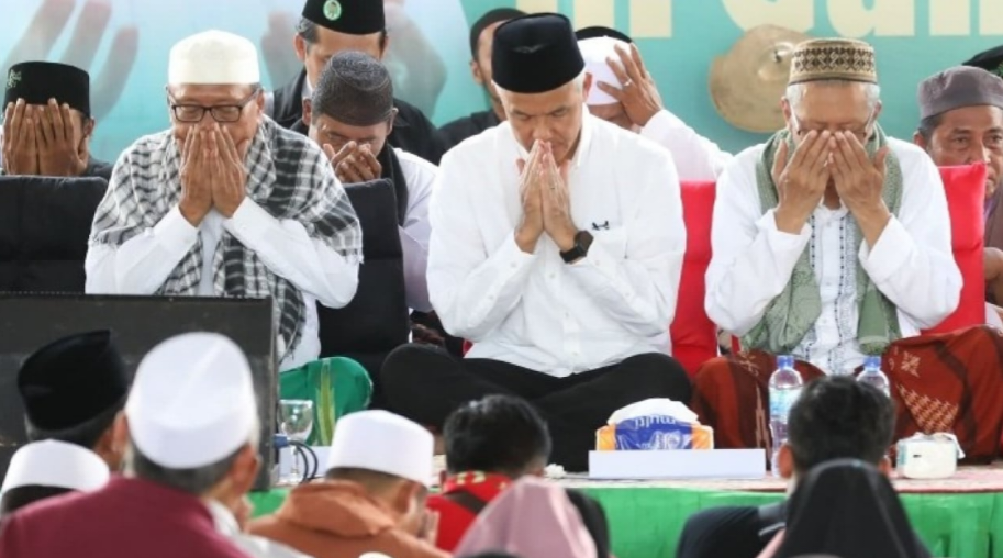 Bacapres Ganjar Pranowo (tengah) bersama para Kiai dan Ulama