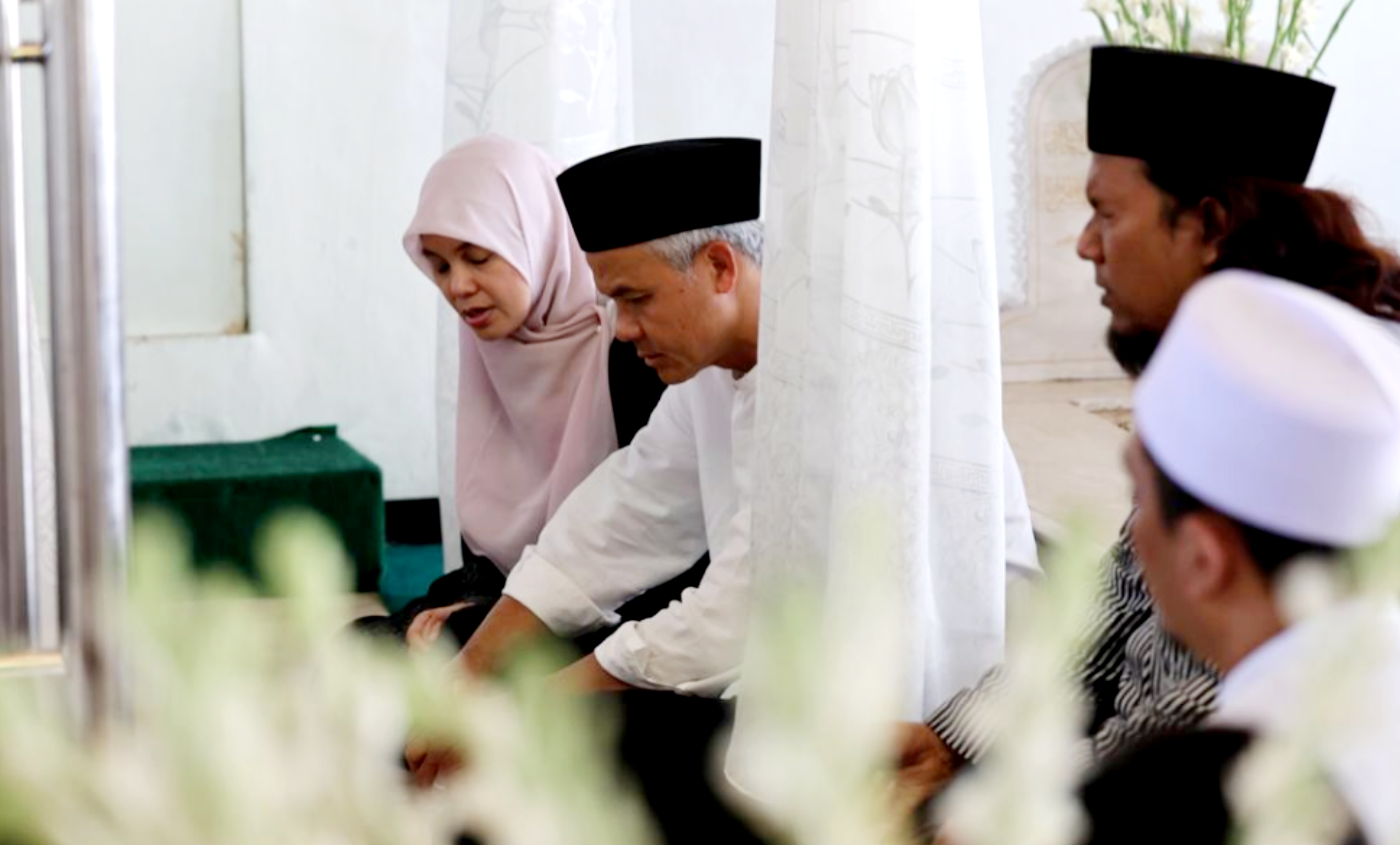 Ganjar Pranowo bersama Isteri berziarah ke makam KH Muhammad Utsman Al-Ishaqi, Surabaya.