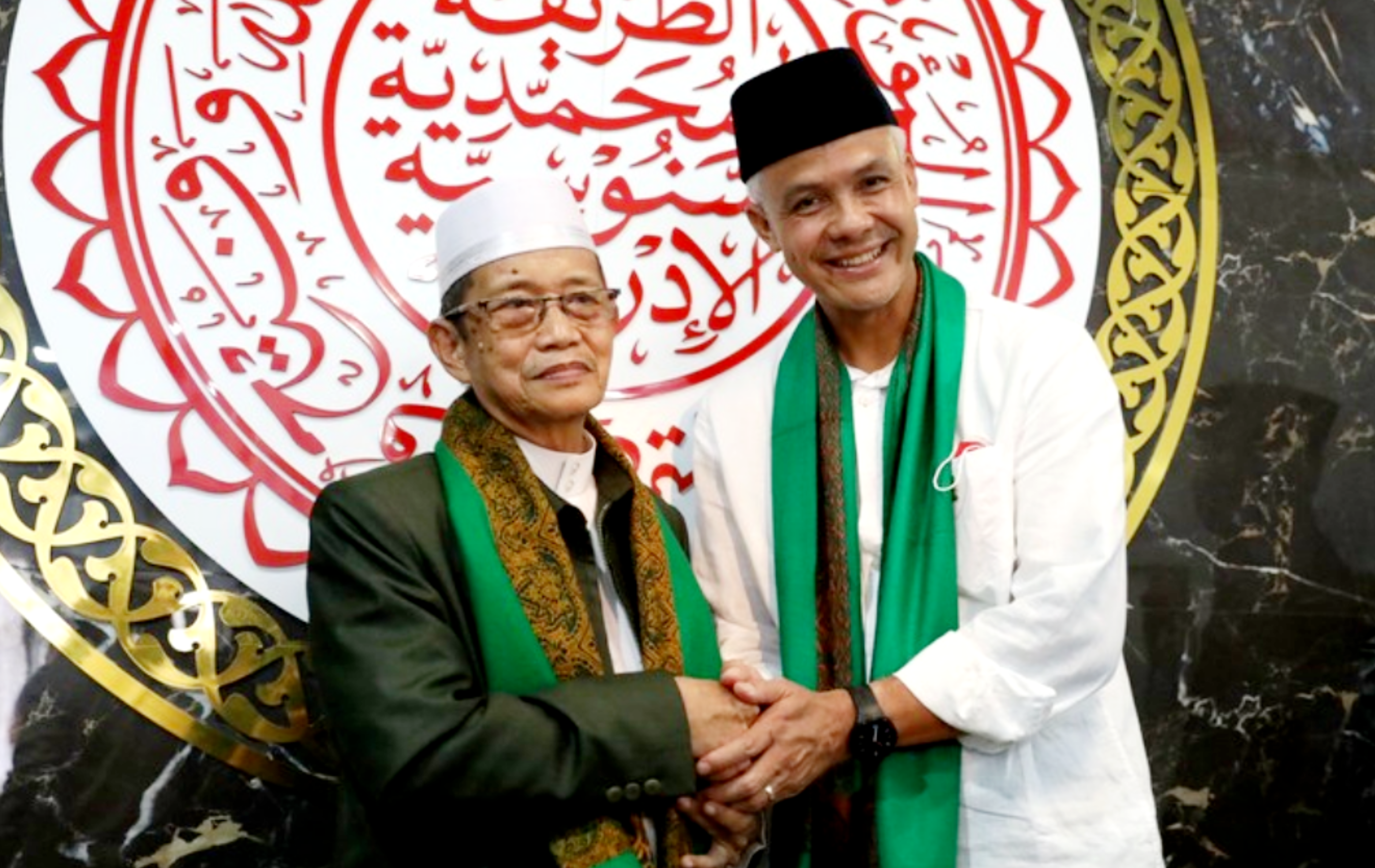 Ganjar Pranowo (memakai peci hitam) bersama Anre Gurutta Haji Baharuddin di Makassar. (8/5/2022)