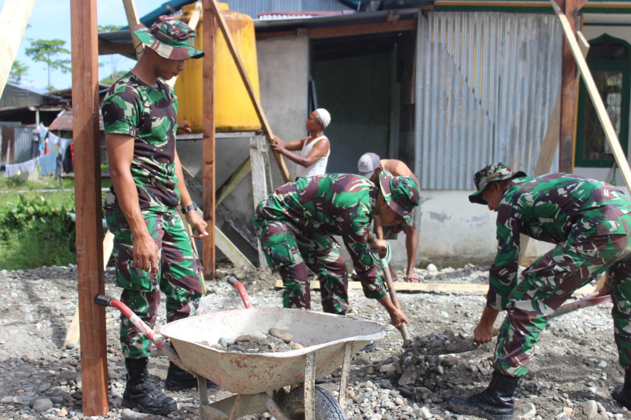 Satgas TNI saat bantu warga di Distrik Papua
