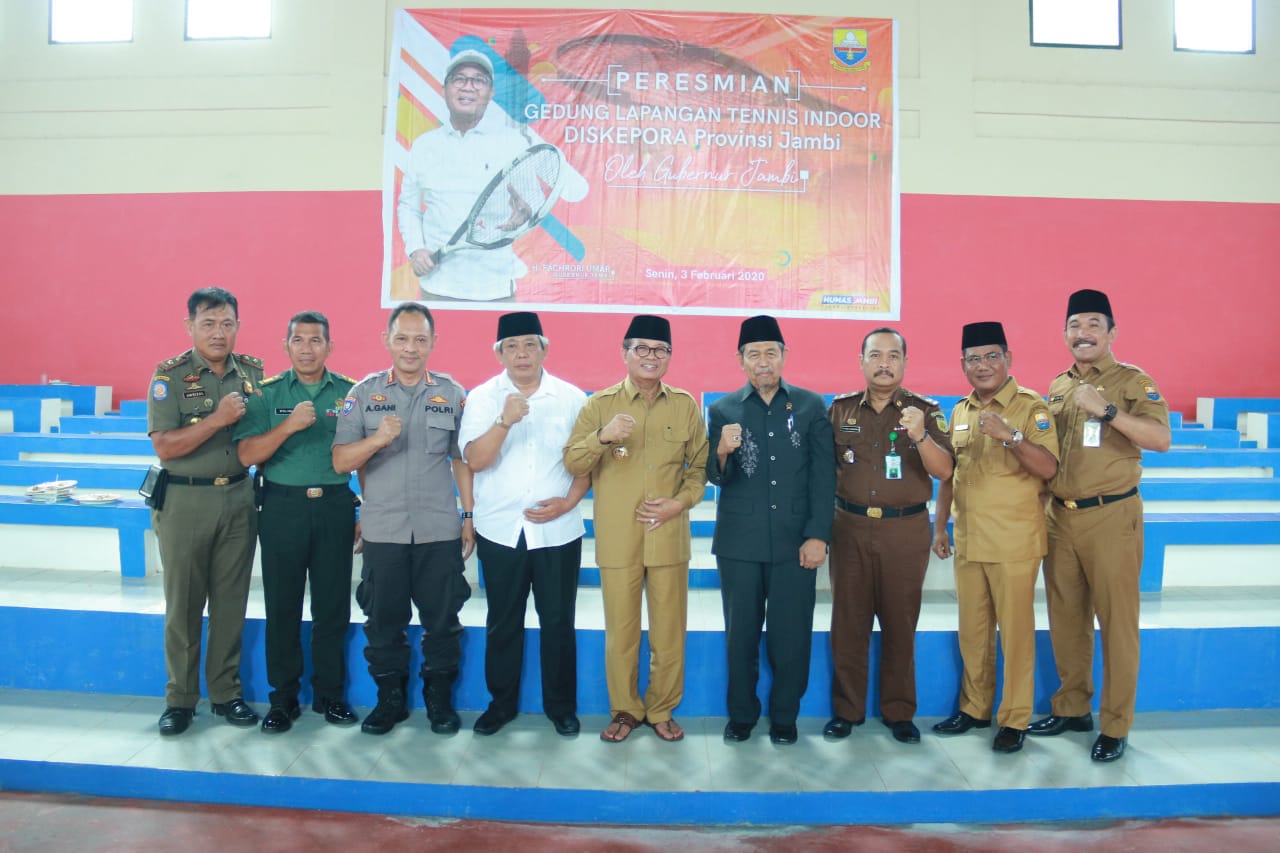 Gubernur Fachrori saat foto bersama usai peresmian gedung Tenis Indoor BPSDM 