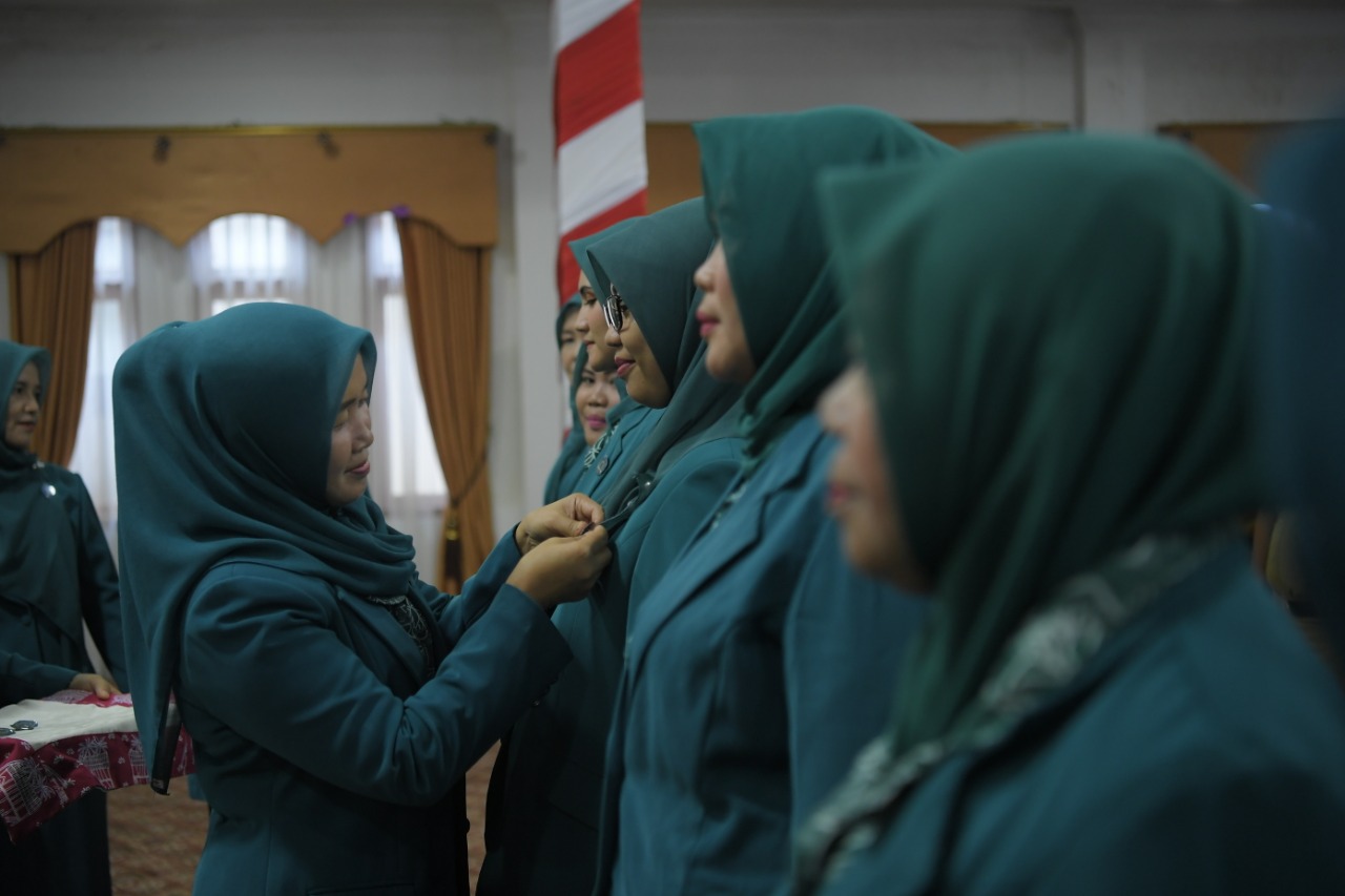 Ketua TP PKK Merangin, Hesnidar saat melakuan pelantikan TP PKK Kecamatan 