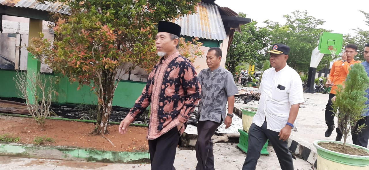 Wabup Merangin, Mashuri saat tinjau SMA 8 Merangin yang terbakar 