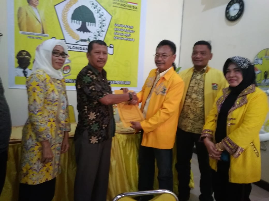 Tim Keluarga Sukandar saat ambil formulir penjaringan di DPD I Golkar Provinsi Jambi 