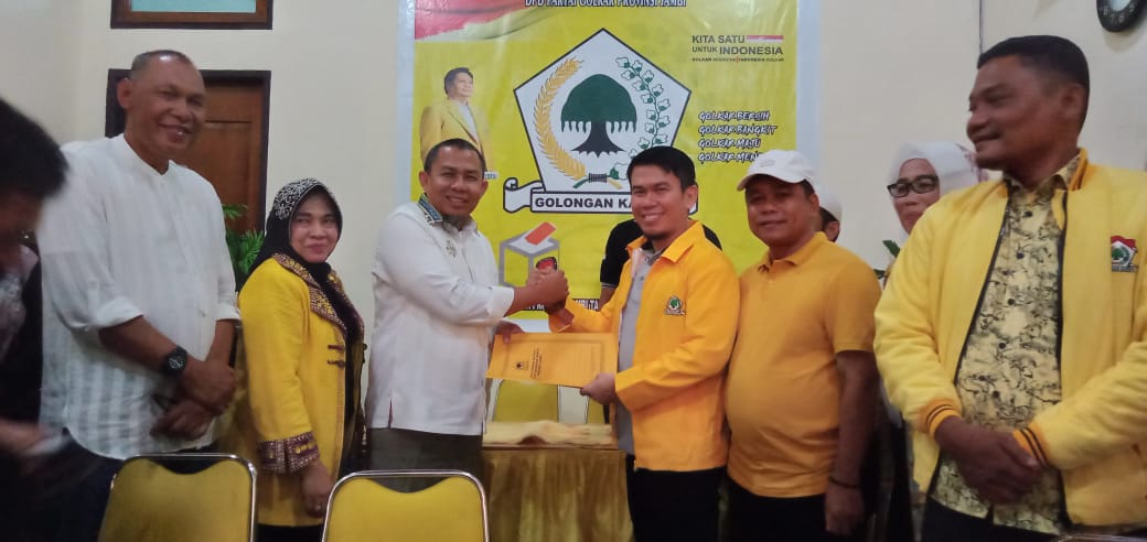 Tim Fasha saat mengambil formulir pendaftaran Bacagub di DPD I Golkar Provinsi Jambi 