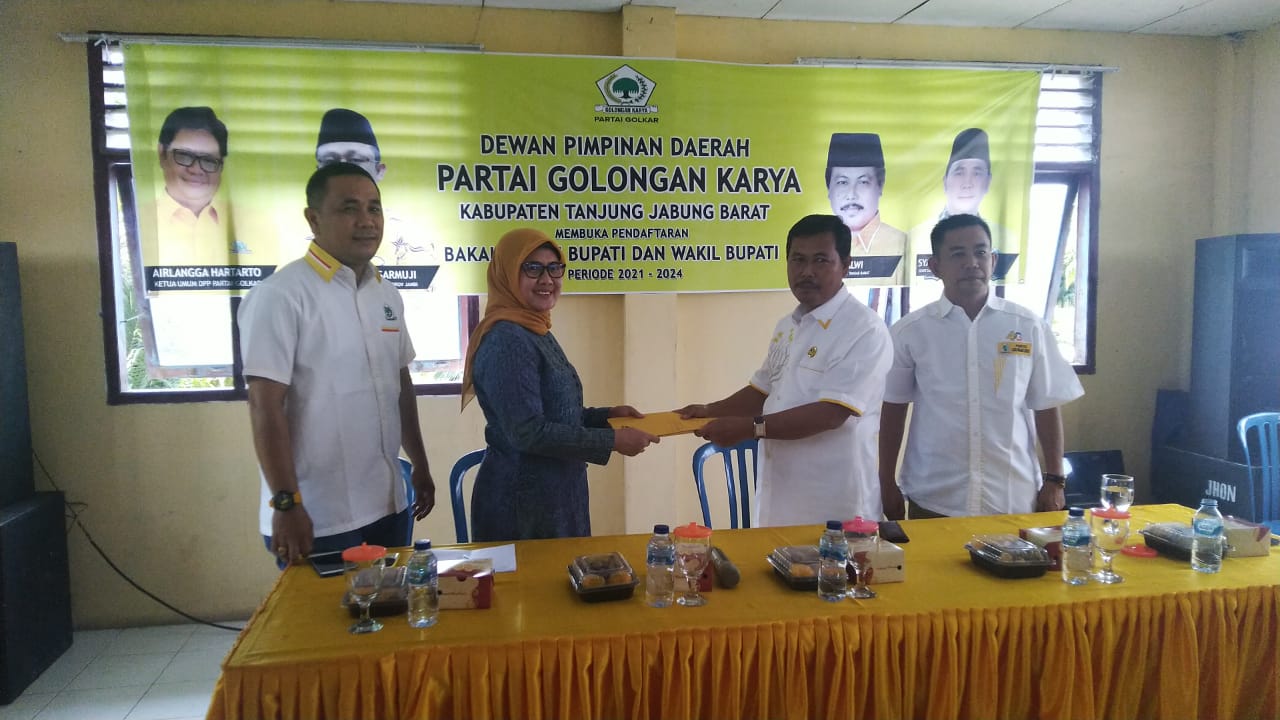 Bacabup Tanjab Barat, Cici Halimah saat penyerahan berkas pendaftaran di Golkar
