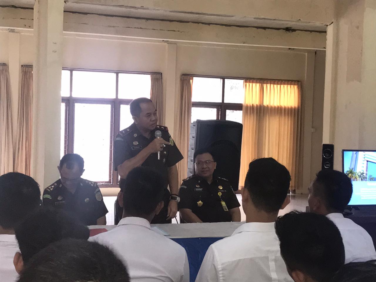 Wakajati Jambi, Bambang Herriyanto saat tinjau peserta tes CPNS Kejaksaan