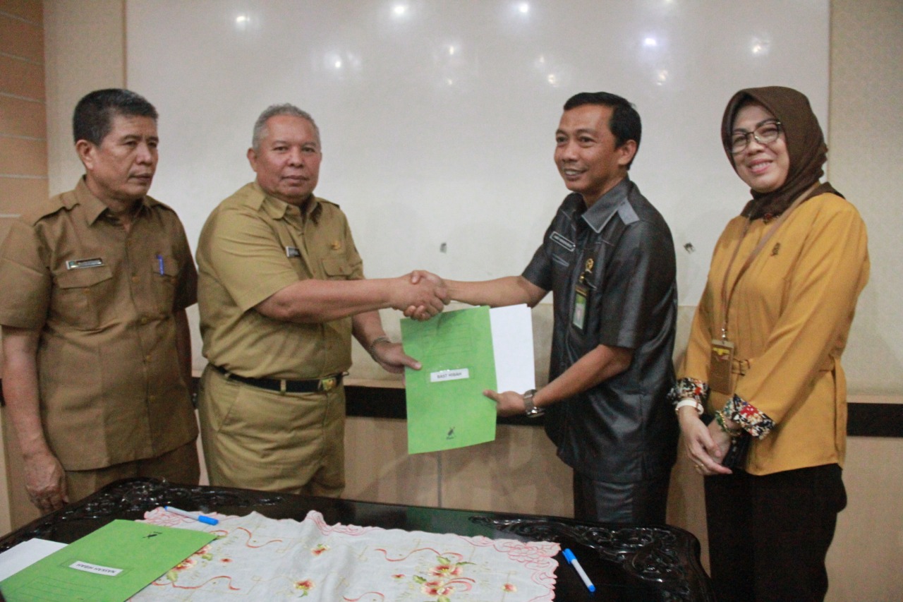 Bupati Tanjab Barat, Safrial saat teriman Hibah dari BMN