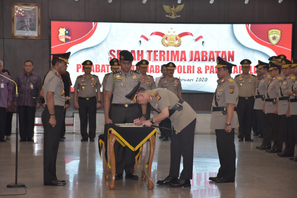 Sertijab Kapolda Jambi dari Irjen Pol Muchlis AS ke Irjen Pol Firman Shantyabudi 