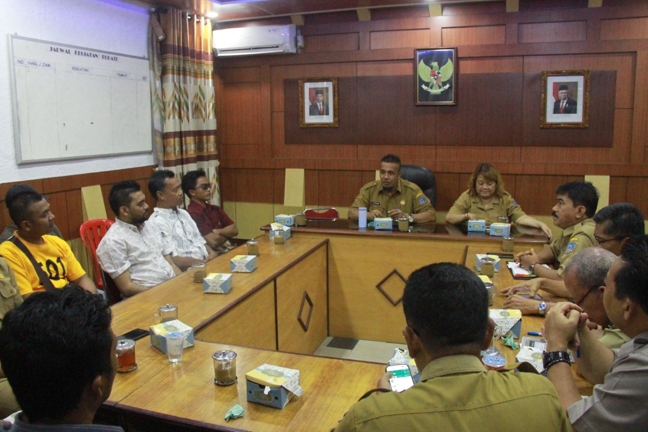 Pemkab Tanjab Barat saat rapat bersama nelayan dan pengusaha udang ketak 