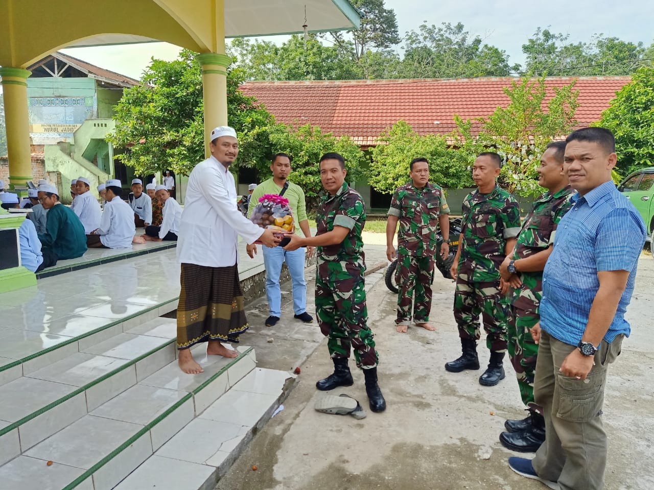 Dandim 0420/Sarko saat mengunjungi Ponpes Nurul Jadid