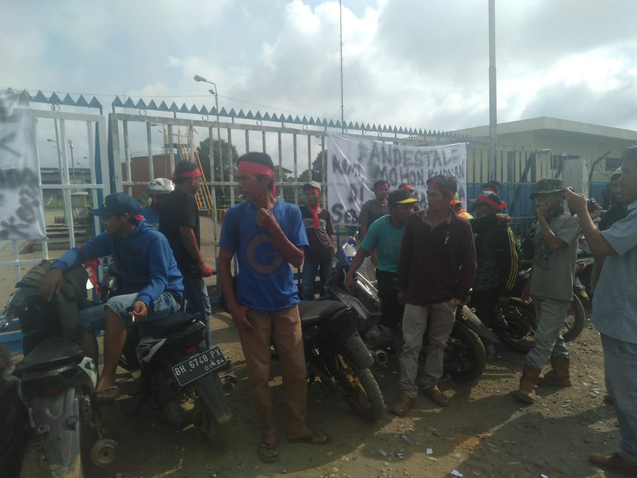 Warga Desa Tanjung Lamin saat blokir PT KDA