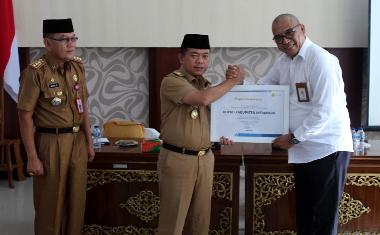 Bupati Al Haris saat terima penghargaan dari PT PLN Persero 