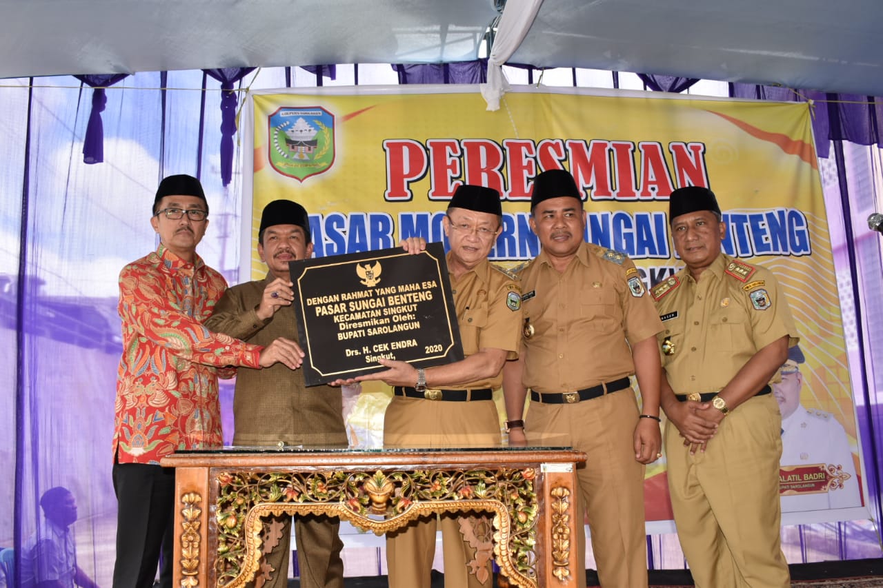 Bupati Sarolangun, Cek Endra saat resmikan Pasar Sungai Benteng