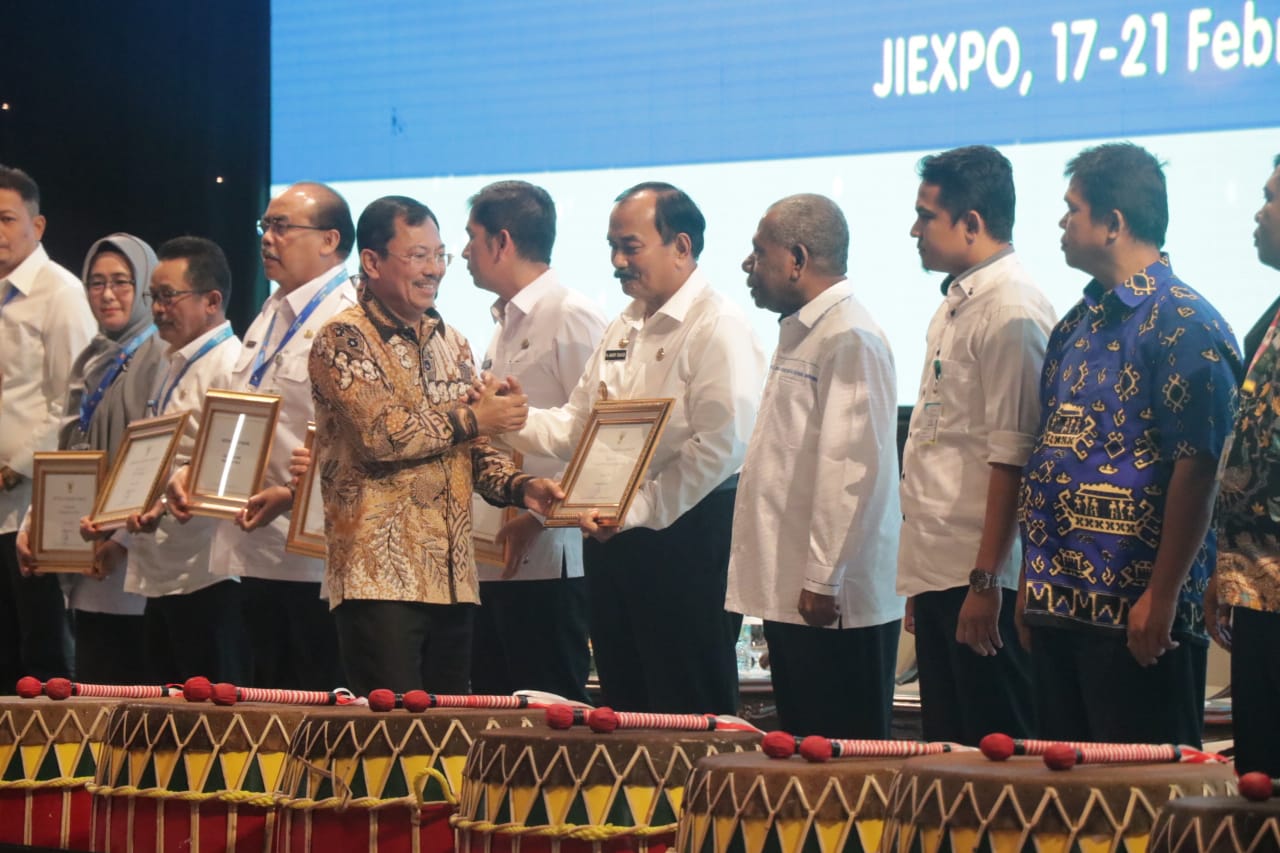 Wabup Amir Sakib saat terima penghargaan Sertifikat Eliminasi Filariasis