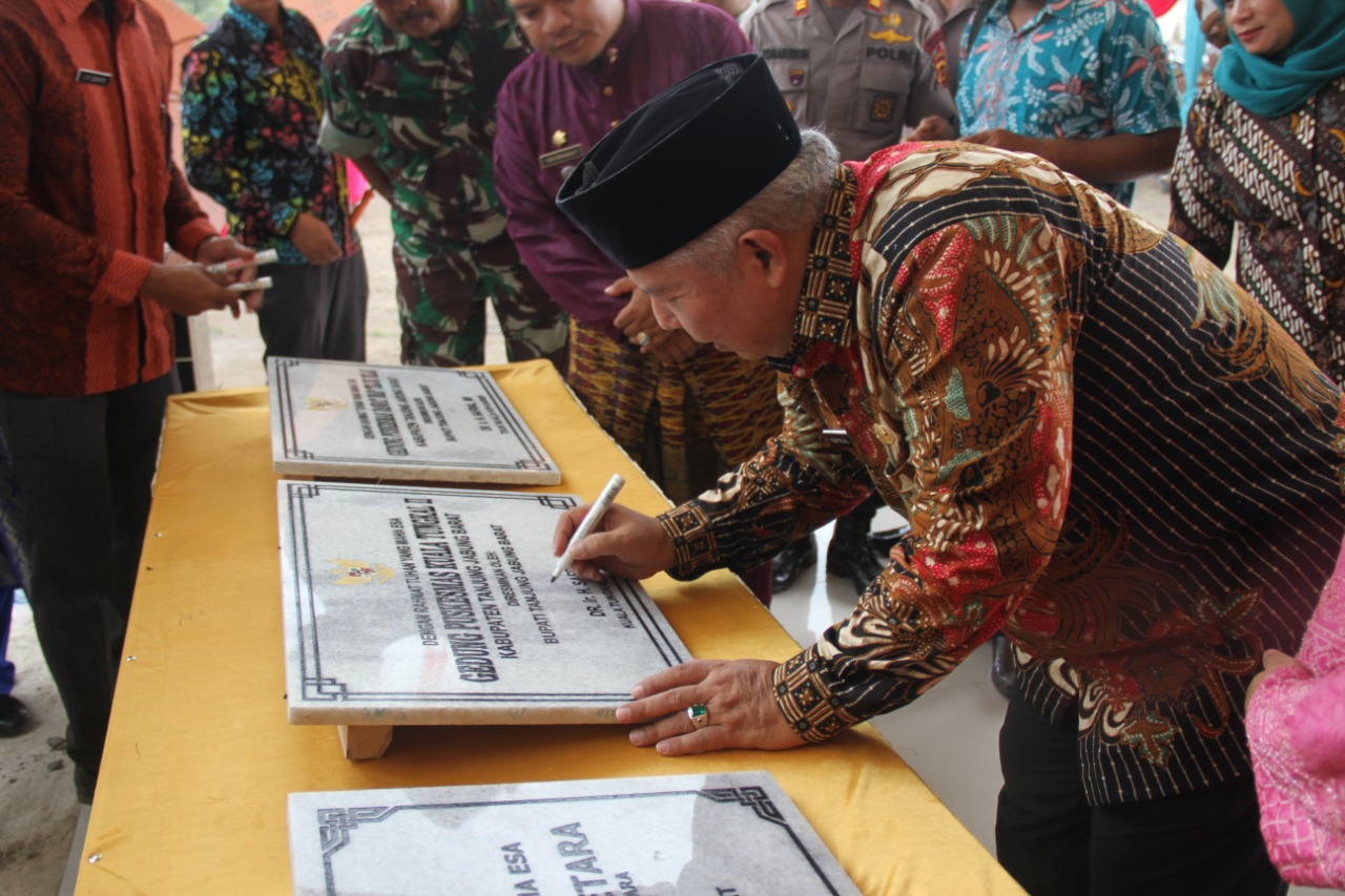 Bupati Safrial saat resmikan kantor Camat Betara 