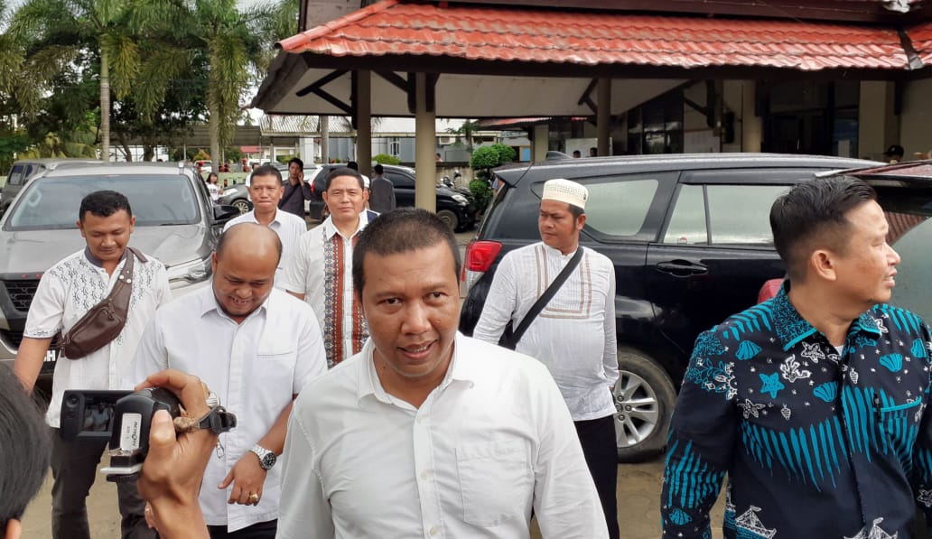 Romi-robby-saat-tiba-di-KPU-Tanjab-Timur 