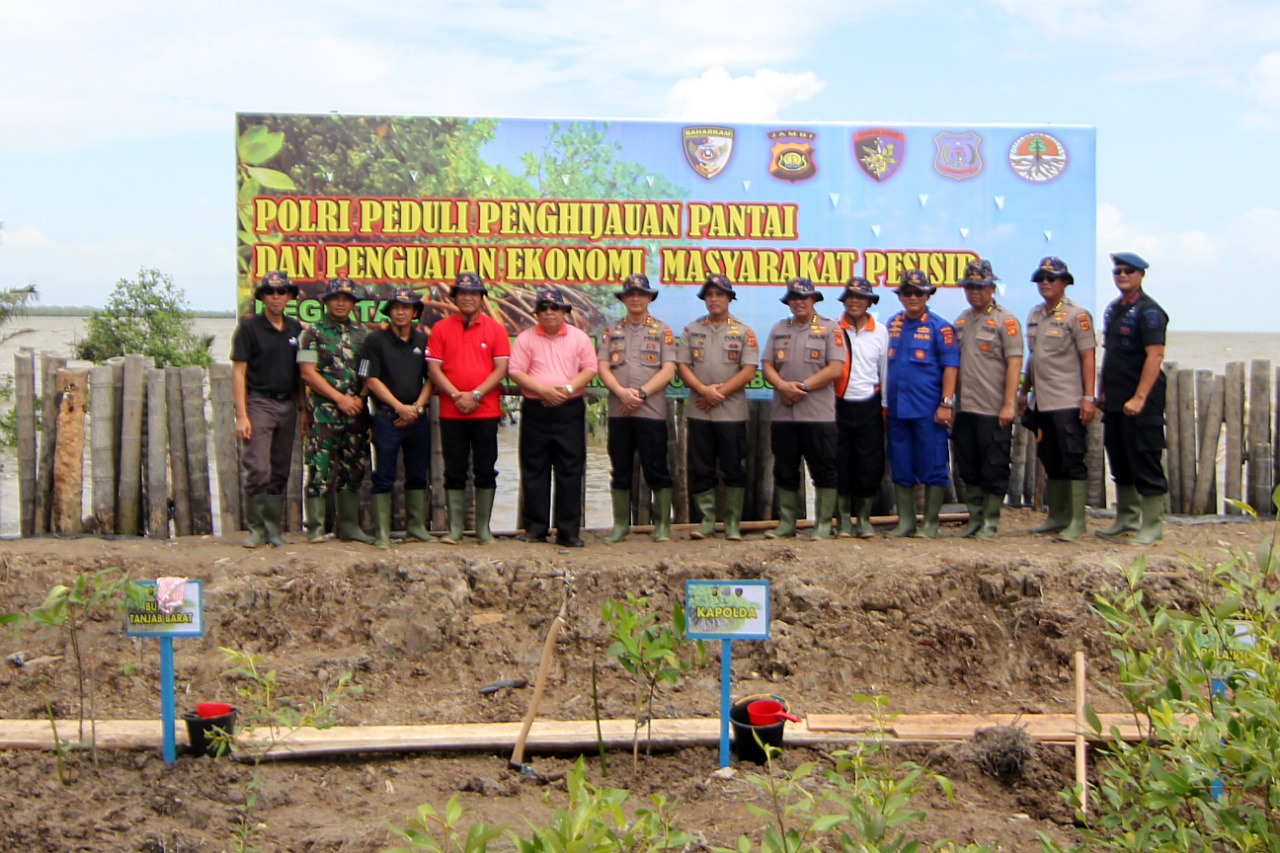 Bupati-Tanjab-Barat-Safrial-saat-bersama-kapolda-Jambi-penanaman-mangruve