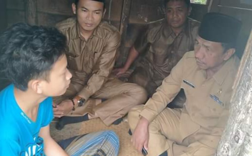 Kakan Kemenag Merangin, Marwan Hasan saat melihat santri Ponpes Nurul Athfal Merangin