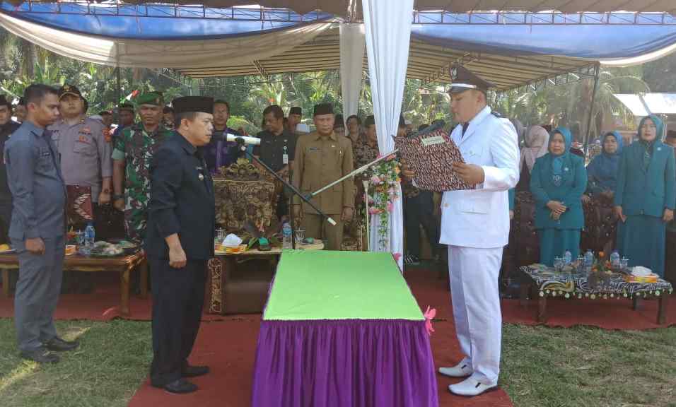 Bupati Al Haris saat melantik Kades Desa Mudo, Umarela
