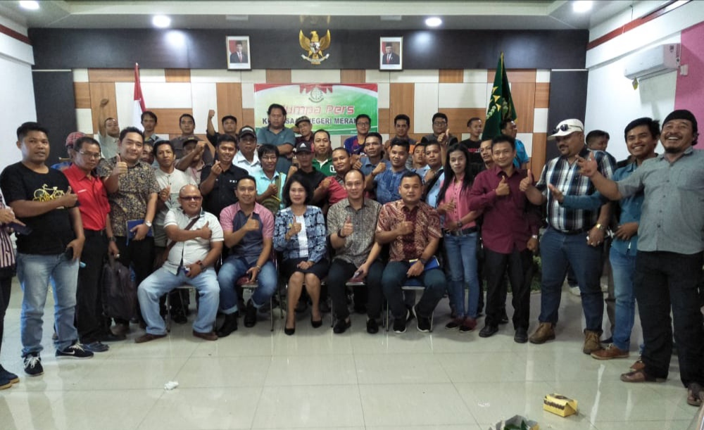 Kejari Merangin foto bersama insan pers dan LSM Merangin