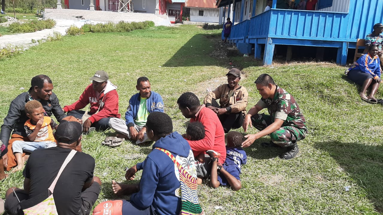 Anggota Kodim 0420/Sarko Serka Suwarno saat bersama masyarakat