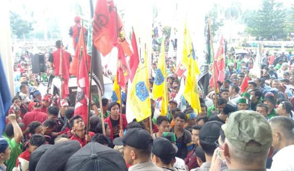 Aksi Tolak RUU Cipta Kerja di depan Kantor DPRD Provinsi Jambi