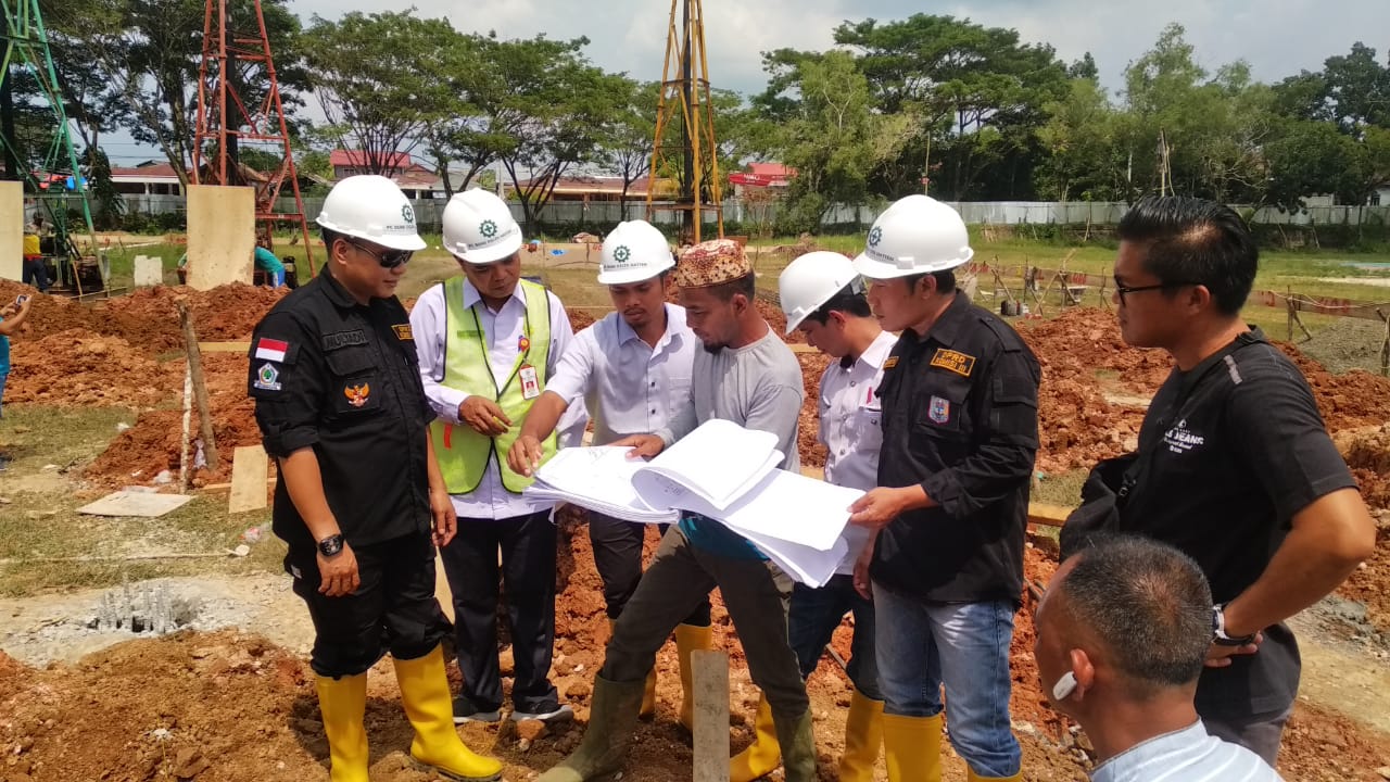 Komisi III DPRD Merangin dan Kadis PUPR Merangin saat sidak pembangunan kantor bupati baru Merangin 