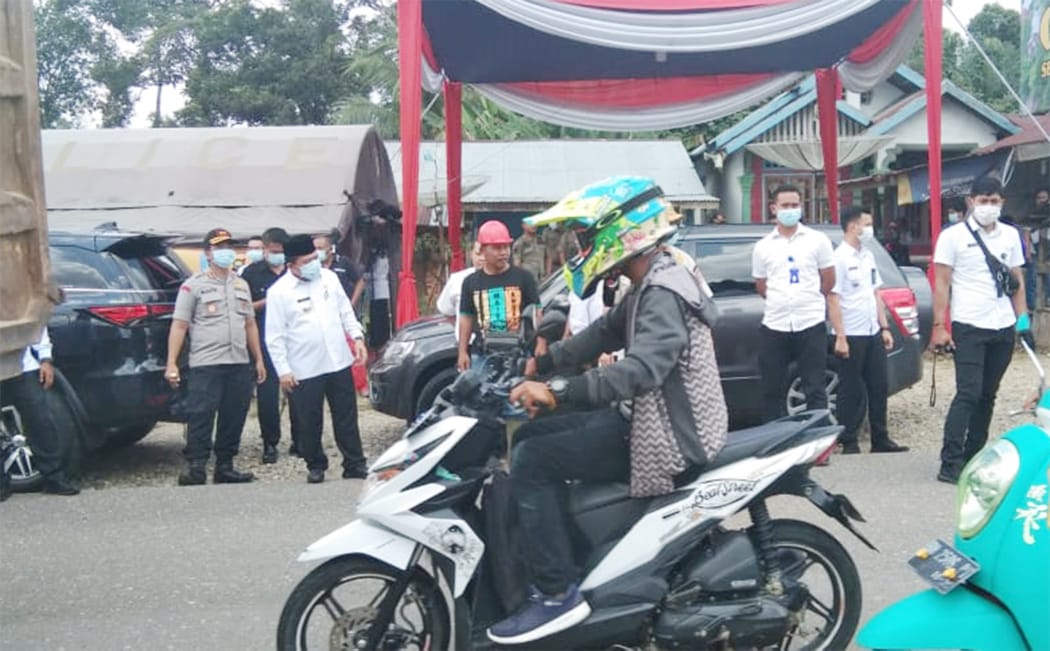 Al Haris dan Mashuri saat tinjau posko perbatasan