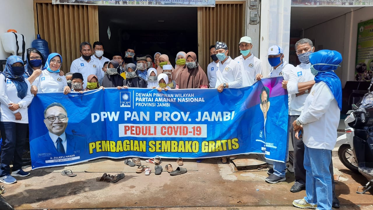 DPW PAN Provinsi Jambi saat berbagi bantuan sembako