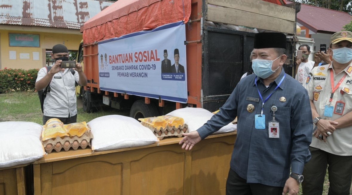 Bupati Al Haris saat persiapkan penyaluran bantuan masyarakat terdampak Covid-19