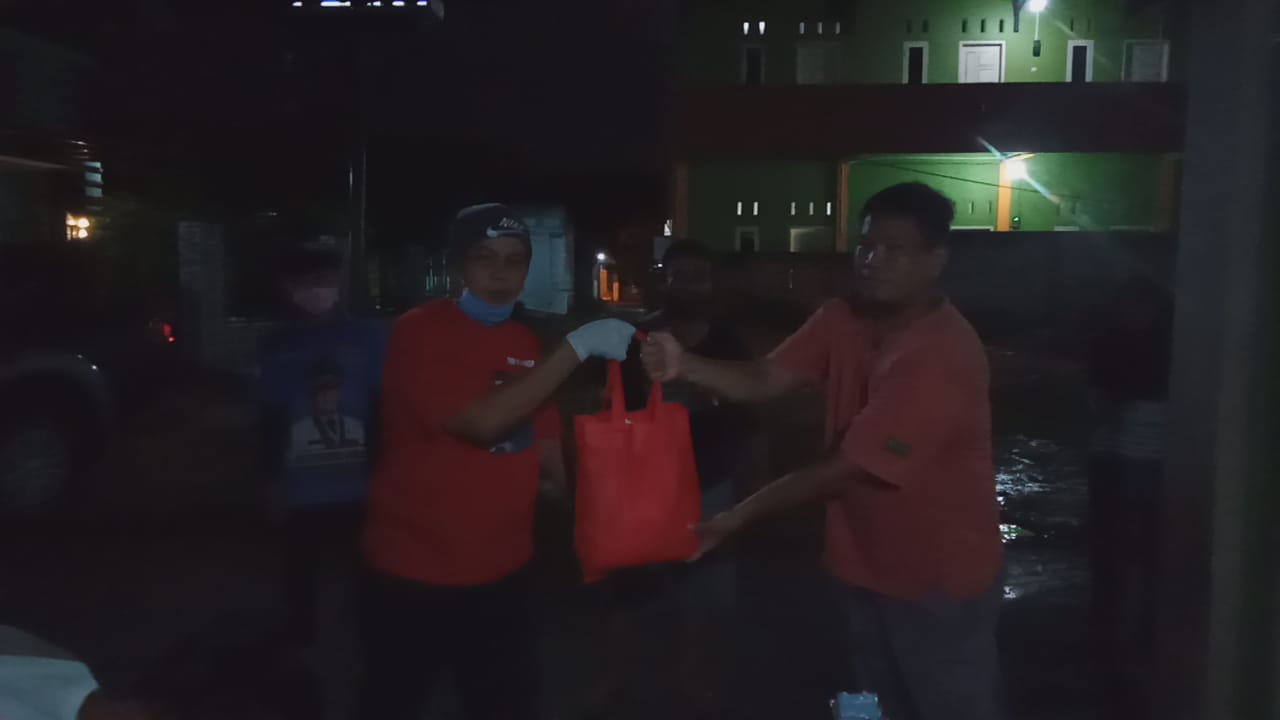 Ketua Tim Keluarga Fachrori Umar saat berikan bantuan ke warga