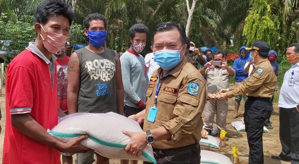 Al Haris saat berikan bantuan ke warga 