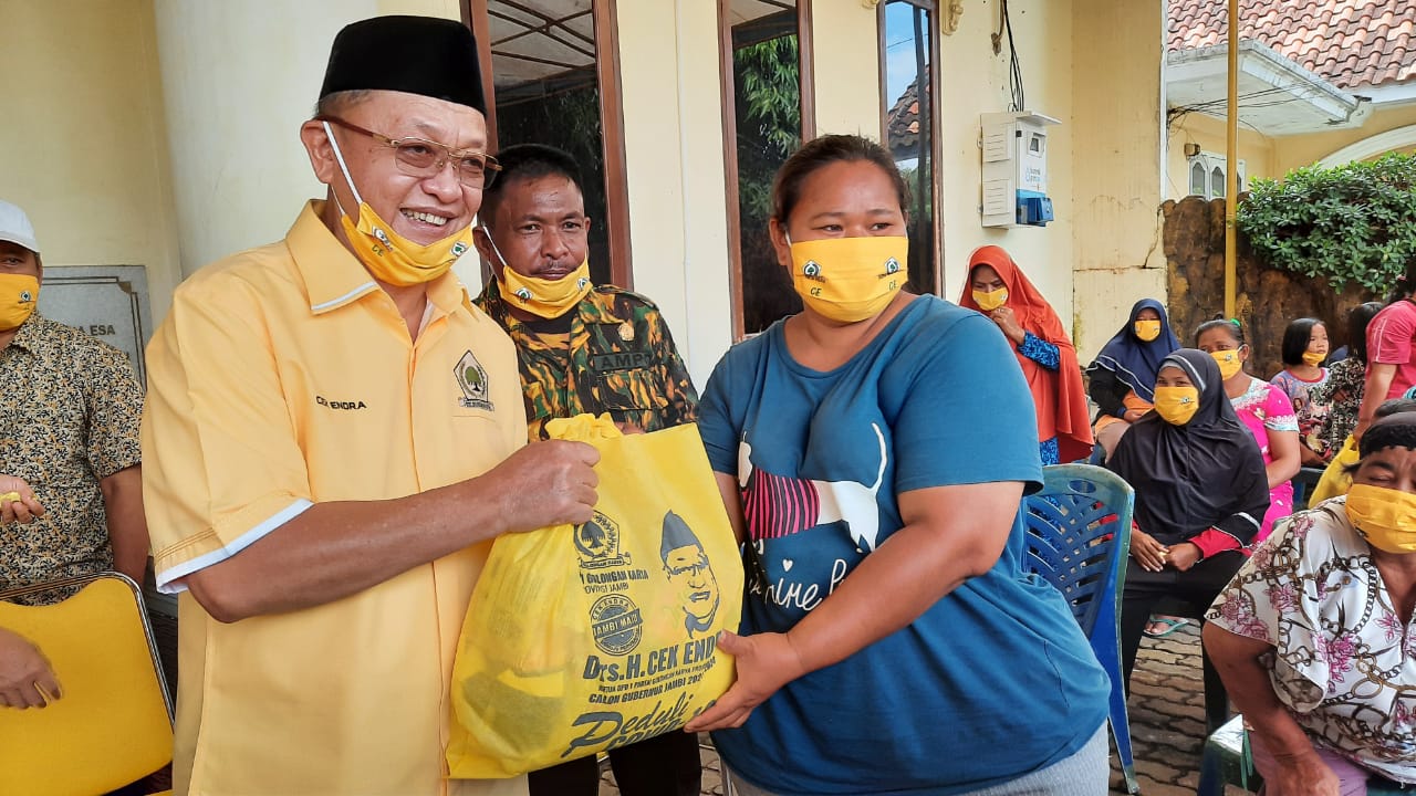 Cek Endra saat serahkan bantuan ke warga 