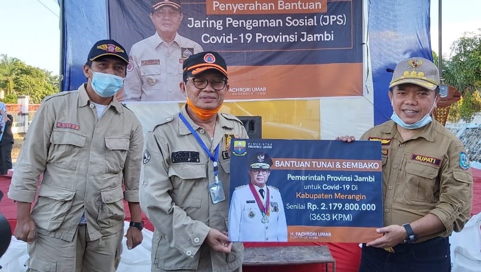 Al Haris saat terima bantuan JPS Covid-19 dari Gubernur Jambi 