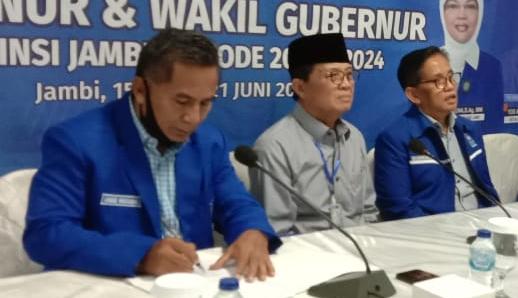 Fachrori Umar saat pengembalian formulir pendaftaran di DPW PAN Provinsi Jambi