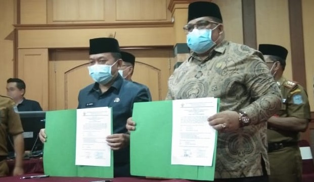 Bupati Merangin dan Ketua DPRD Provinsi Jambi saat terima WTP keempat