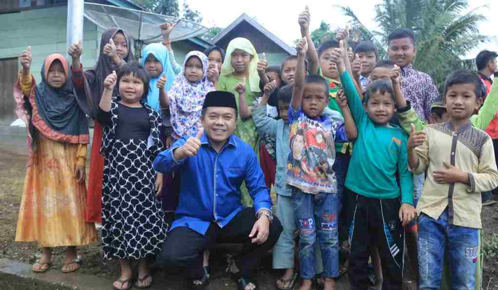 Al Haris saat bersama anak-anak
