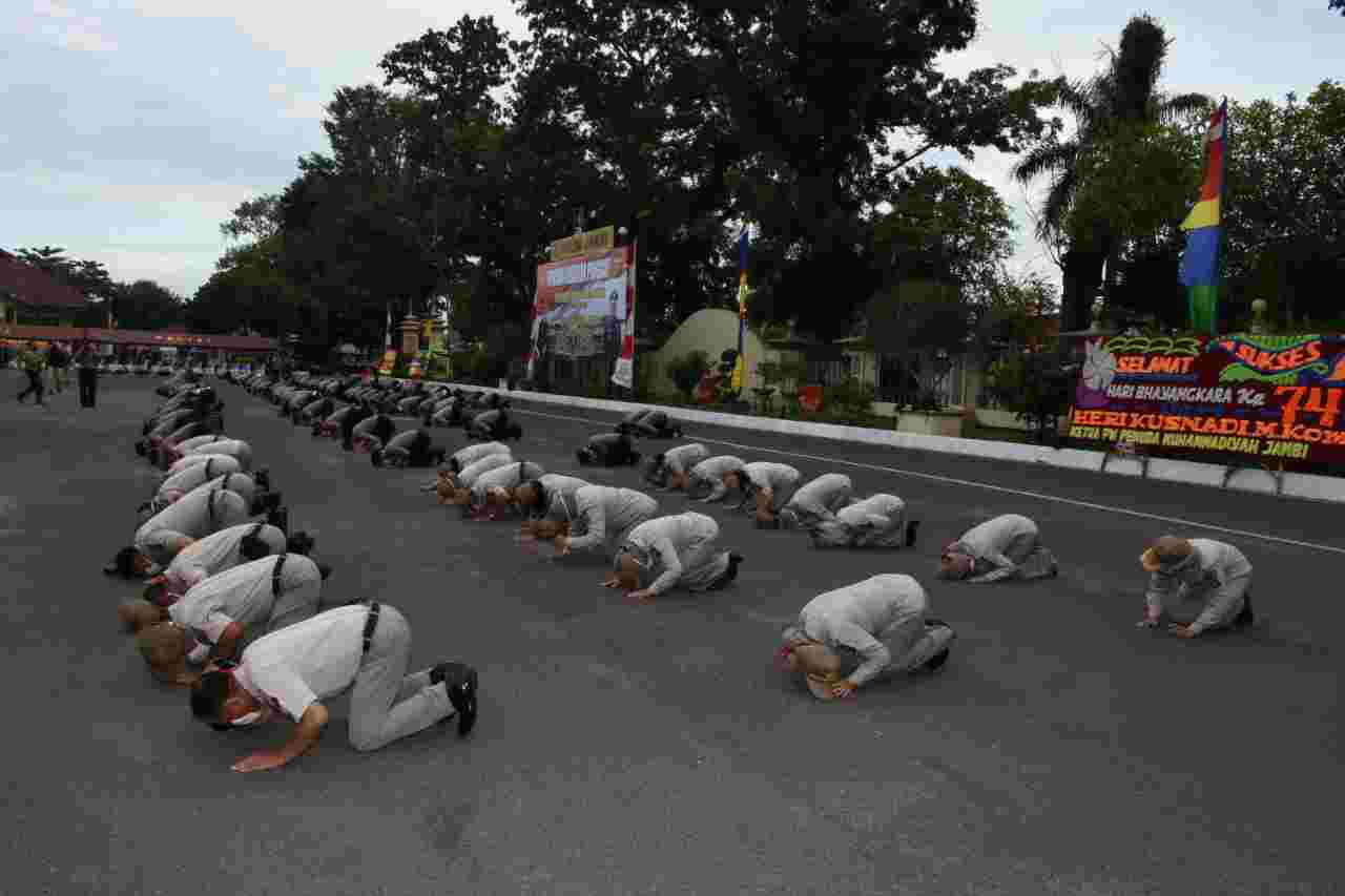 Personel Polda Jambi saat sujud syukur kenaikan pangkat